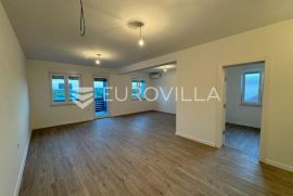 Đakovo, Centar, trosoban stan 81 m2, 1 kat + garaža, Đakovo, Apartamento