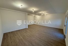 Đakovo, Centar, trosoban stan 82 m2, 2 kat + garaža, Đakovo, Appartamento