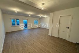 Đakovo, Centar, trosoban stan 82 m2, 2 kat + garaža, Đakovo, Appartamento