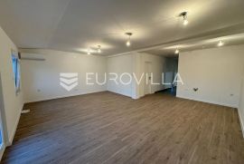 Đakovo, Centar, trosoban stan 82 m2, 2 kat + garaža, Đakovo, Appartamento