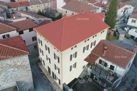 Kuća Prodaja kuće za  renovaciju s projektnom dokumentacijom za izgradnju 7 stambenih jedinica, centar, Žminj!, Žminj, House