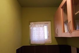 Pola etaže sa terasom u dvoristu, Rijeka, Flat