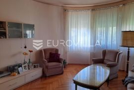 Sinj centar kamena kuća s okućnicom i velikim potencijalom, Sinj, House