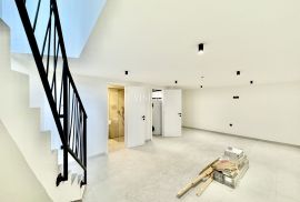 Opatija, Pobri – Luksuzan troetažni stan s okućnicom i bazenom za najam (B), Opatija - Okolica, Apartamento