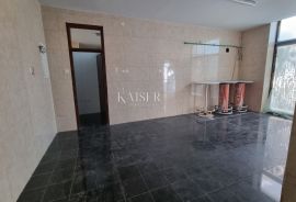 Novi Vinodolski, centar - poslovni prostor, 74m2, Novi Vinodolski, Propiedad comercial