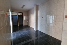 Novi Vinodolski, centar - poslovni prostor, 74m2, Novi Vinodolski, Propriedade comercial