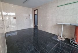 Novi Vinodolski, centar - poslovni prostor, 74m2, Novi Vinodolski, Gewerbeimmobilie