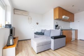 Apartmanska  kuća 2. red od mora, Crikvenica, Haus