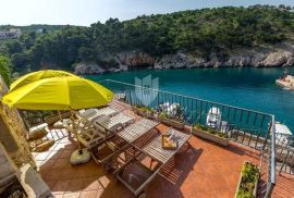 Krk, jedinstvena kuća uz more, Vrbnik, Casa