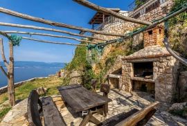 Krk, jedinstvena kuća uz more, Vrbnik, Casa