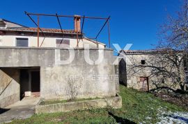 ISTRA, PIĆAN - Kuća s građevinskim zemljištem, Pićan, House