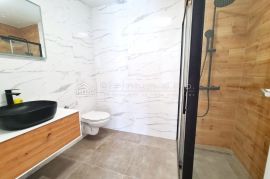 STAN U SUTERENU NOVOGRADNJE SA POGLEDOM NA MORE, Crikvenica, Apartamento