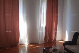 Stan Prodaje se stan u centru . Smješten u glavnoj ulici grada Pule, Istarska ulica., Pula, Apartamento