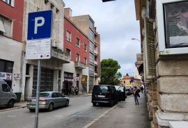 Stan Prodaje se stan u centru . Smješten u glavnoj ulici grada Pule, Istarska ulica., Pula, Apartamento