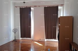 Stan Prodaje se stan u centru . Smješten u glavnoj ulici grada Pule, Istarska ulica., Pula, Apartamento