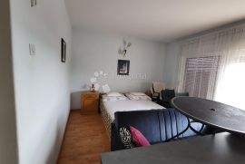 Stan blizu mora sa četiri parkirna mjesta, Crikvenica, Appartement