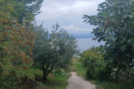 Građevinsko zemljište u prvom redu do mora, Omiš, Zemljište