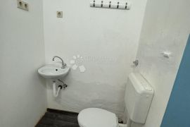 PROSTOR SA SANITARNIM ČVOREM NEDALEKO CENTRA, Rijeka, Commercial property