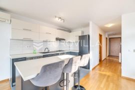 Zagreb, Veliko Polje, moderno uređeni prostrani trosoban stan NKP 90 m2 + VPM, Zagreb, Apartamento