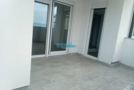 SNIŽENO CRIKVENICA NOVOGRADNJA 55m2 + vrt 52m2, Crikvenica, Apartamento