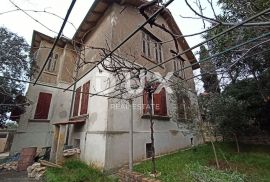 ISTRA, PULA - Austrougarska vila za renovaciju u blizini mora, Pula, Haus