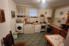 Izvanredna kuća 330m² sa okućnicom nadomak centra Krapine!, Krapina, House