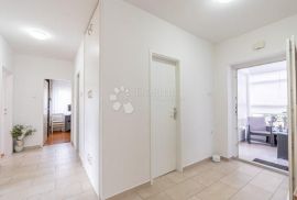 Gornja Vežica obiteljska nekretnina 3S+DB, Rijeka, Appartement