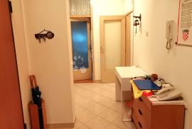 KRUGE-75m2-trosoban stan s 2 lođe!!, Trnje, Appartement