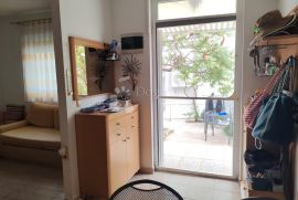 VODICE-SRIMA apartman 2.red od mora, privatni vrt+PM, Vodice, Apartamento