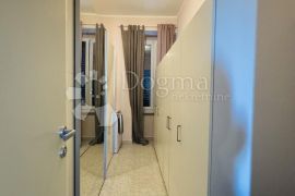 Bulevard-prostrani stan sa 2 balkona, Rijeka, Appartment