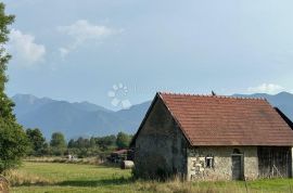 Građevinsko zemljište s ucrtanom kućom i pomoćnim objektom, Gospić - Okolica, أرض