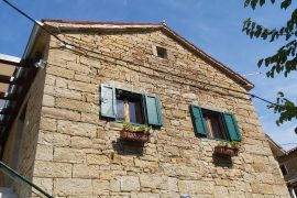 Šarmantna kuća za odmor i kuća za renovaciju s dozvolom, Buzet, House