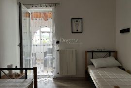 KUĆA SA DVA STANA I POMOĆNIM OBJEKTOM - LABIN, Labin, House