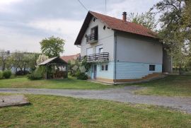 Kuća na mirnoj lokaciji sa dvorištem, pomoćnim zgradama i sjenicom, Donja Stubica, House