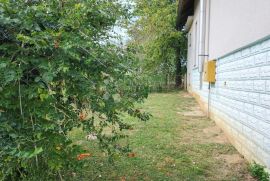 Kuća na mirnoj lokaciji sa dvorištem, pomoćnim zgradama i sjenicom, Donja Stubica, Casa