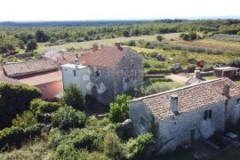 Kamena starina sa građevinskim terenom, Višnjan, Casa