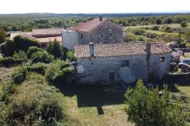 Kamena starina sa građevinskim terenom, Višnjan, Casa