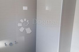 STAN U NOVOJ KUĆI  U VODICAMA    700 m OD MORA 108  M2, Vodice, Flat