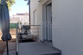 STAN U NOVOJ KUĆI  U VODICAMA    700 m OD MORA 108  M2, Vodice, Flat