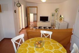 APARTMANSKA KUĆA U ROVINJU, 200 METARA OD MORA, Rovinj, بيت