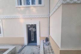 AUSTROUGARSKA VILA S 2 ETAŽIRANA STANA 200 M OD MORA!, Pula, Apartamento