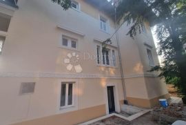 AUSTROUGARSKA VILA S 2 ETAŽIRANA STANA 200 M OD MORA!, Pula, Apartamento