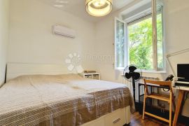 AUSTROUGARSKA VILA S 2 ETAŽIRANA STANA 200 M OD MORA!, Pula, Apartamento