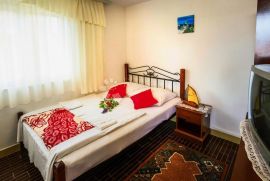 ROGOZNICA, kuća s tri apartmana i predivnim pogledom na more, Rogoznica, Casa