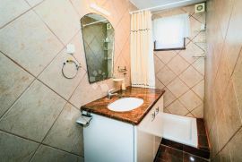 ROGOZNICA, kuća s tri apartmana i predivnim pogledom na more, Rogoznica, Casa