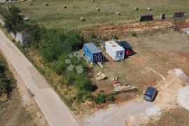 GRAĐEVINSKO ZEMLJIŠTE S PRIKLJUČCIMA STRUJE I VODE, Labin, Land