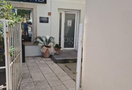 MALI LOŠINJ - ODLIČAN POSLOVNI PROSTOR NA GLAVNOM TRGU, Mali Lošinj, Εμπορικά ακίνητα