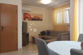 Prakrasan stan s dvorištem i pogledom na more, Labin, Appartment