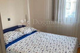 APARTMAN U PRIZEMLJU, 2S+DB,  SA OKUĆNICOM I PARKINGOM, Krk, Appartment