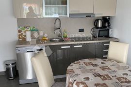 APARTMAN U PRIZEMLJU, 2S+DB,  SA OKUĆNICOM I PARKINGOM, Krk, Flat